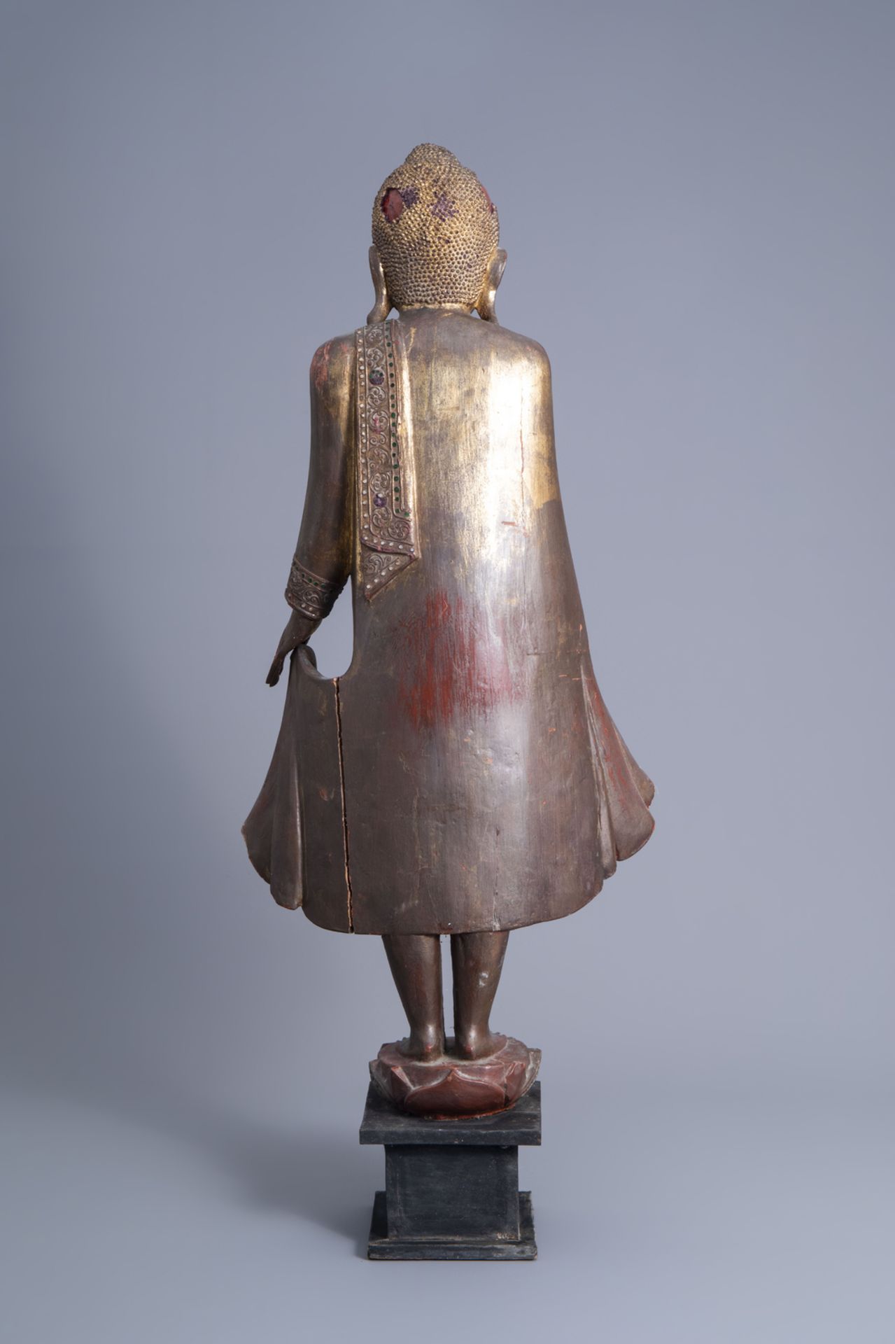 A tall inlaid gilt wood figure of a standing Buddha, Burma or Thailand, 19th/20th C. - Image 5 of 11