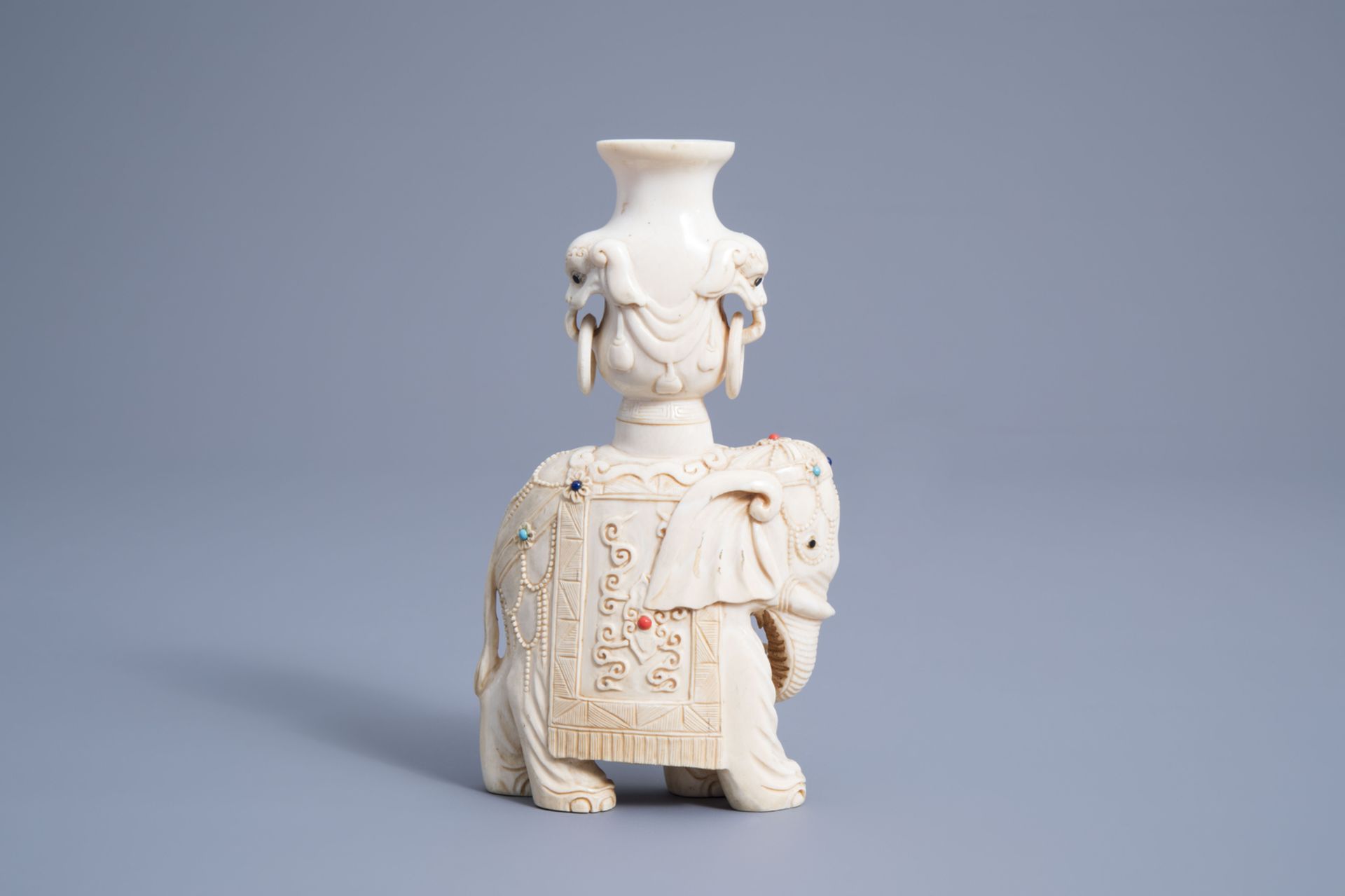 A Chinese inlaid ivory figure of an elephant with a vase, 19th C. - Image 4 of 7