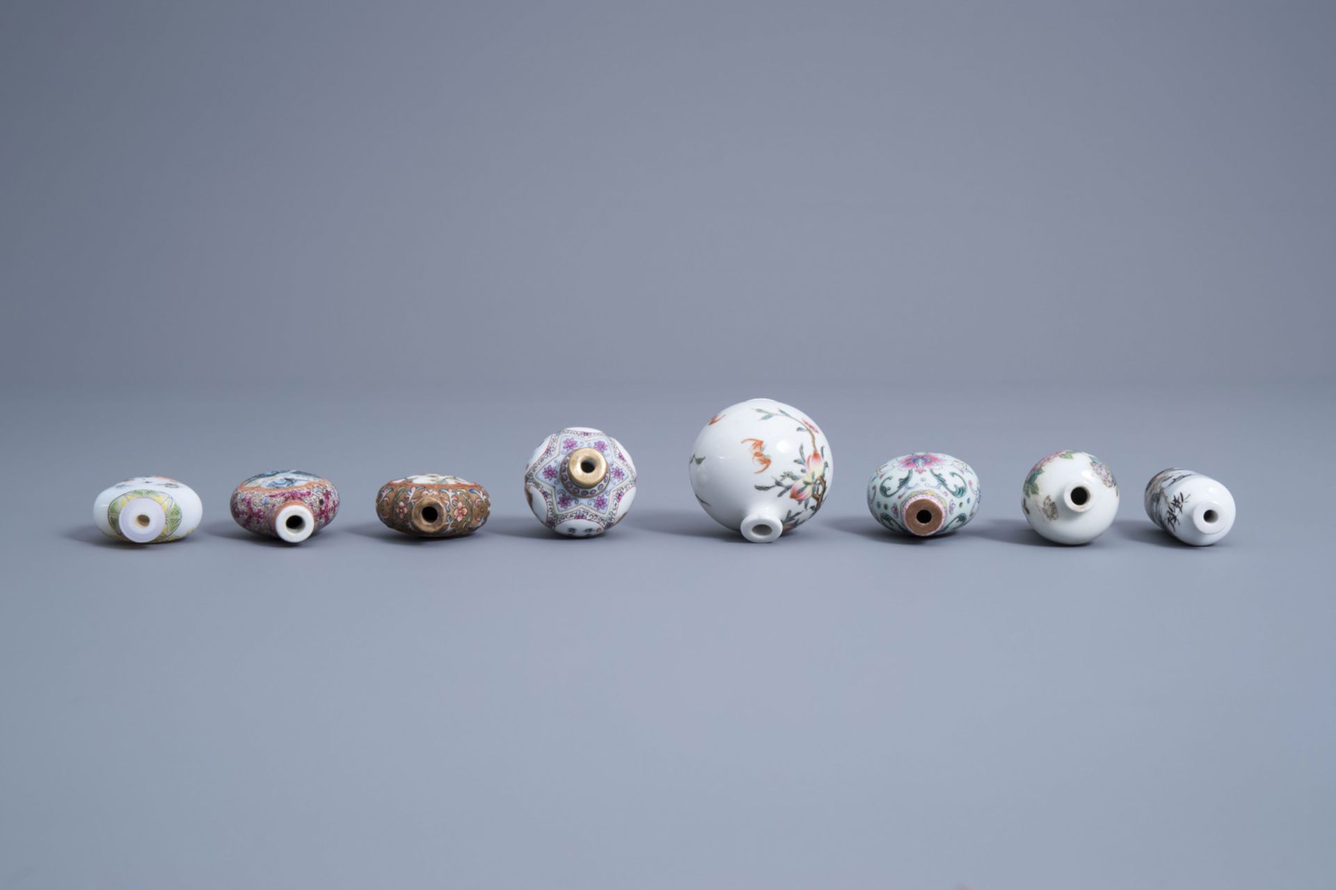 Eight Chinese porcelaine snuff bottles, 20th C. - Image 5 of 6