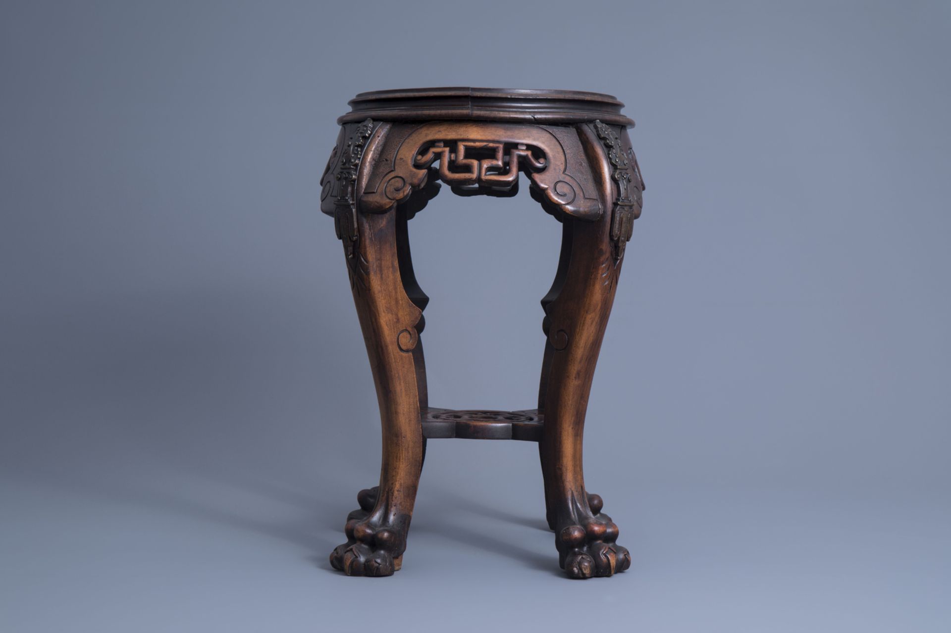 A Chinese carved wooden stand, 20th C. - Image 4 of 7