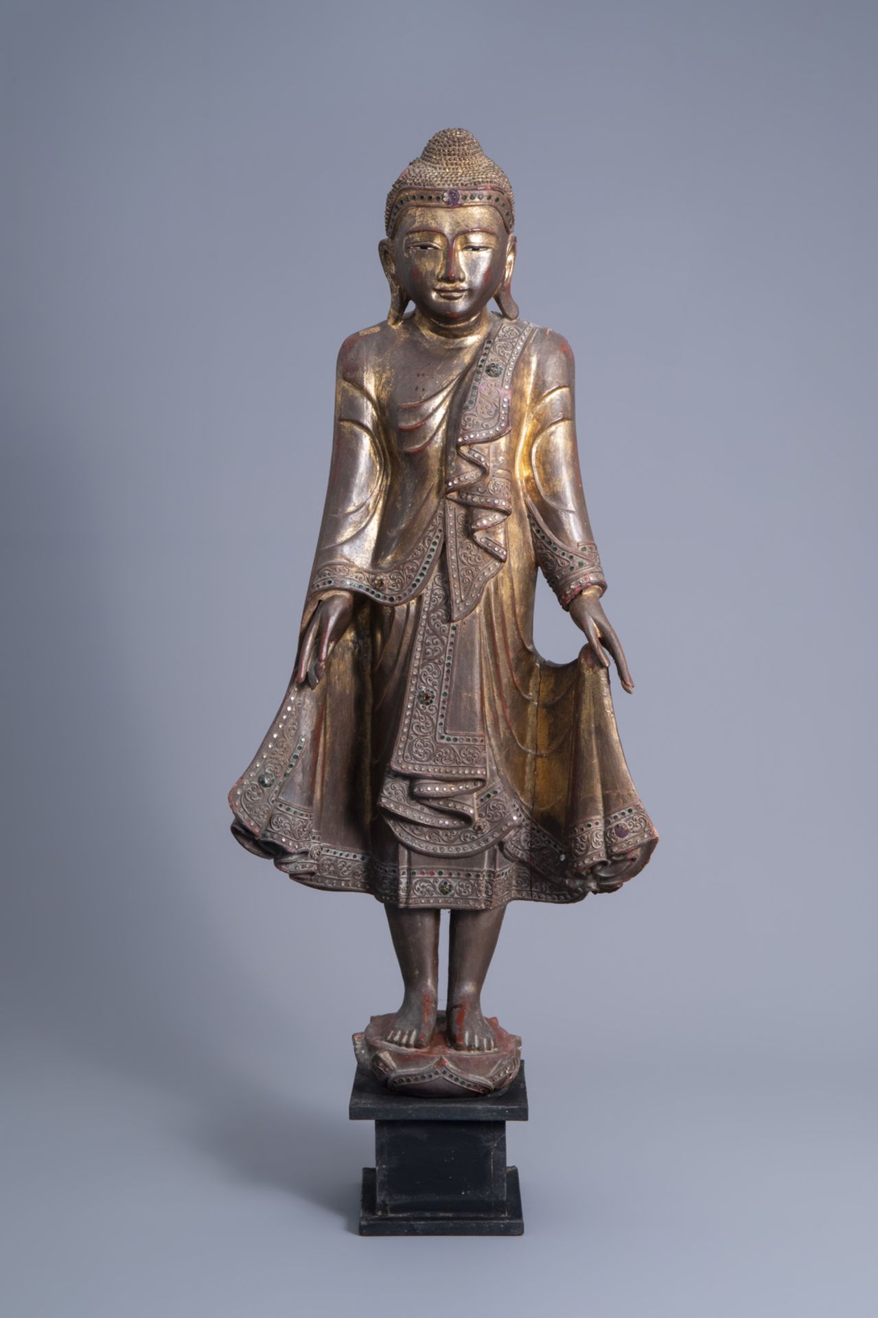 A tall inlaid gilt wood figure of a standing Buddha, Burma or Thailand, 19th/20th C. - Image 3 of 11