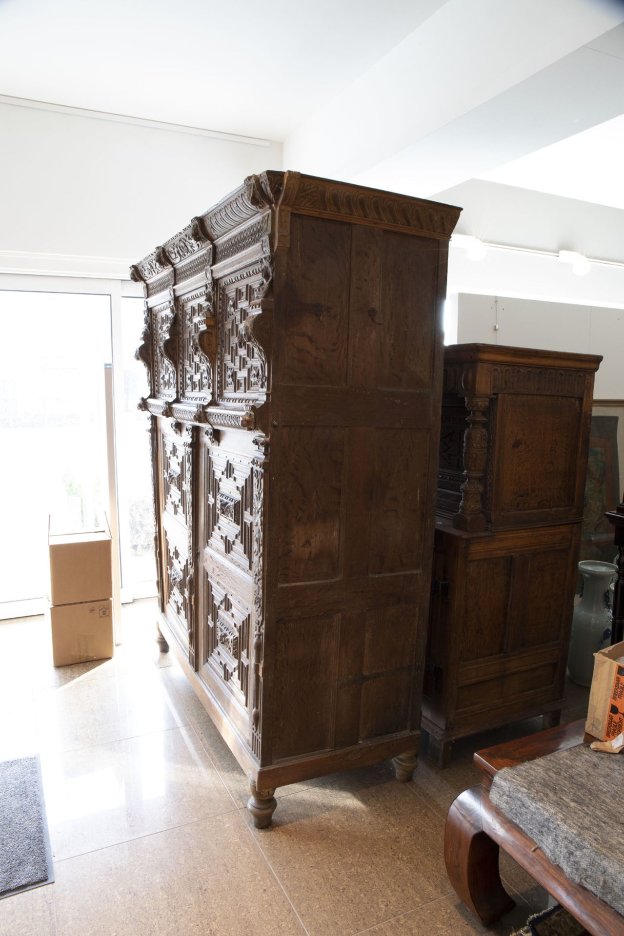 A Flemish wooden Renaissance five-door cupboard with figures, lion heads and floral design, 17th C. - Bild 3 aus 7