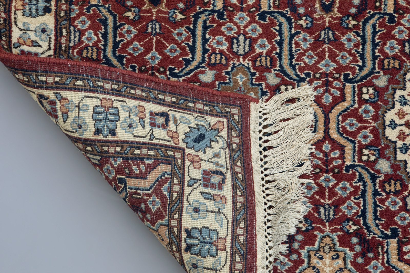 An Oriental runner with floral design, wool on cotton, 20th C. - Image 3 of 3