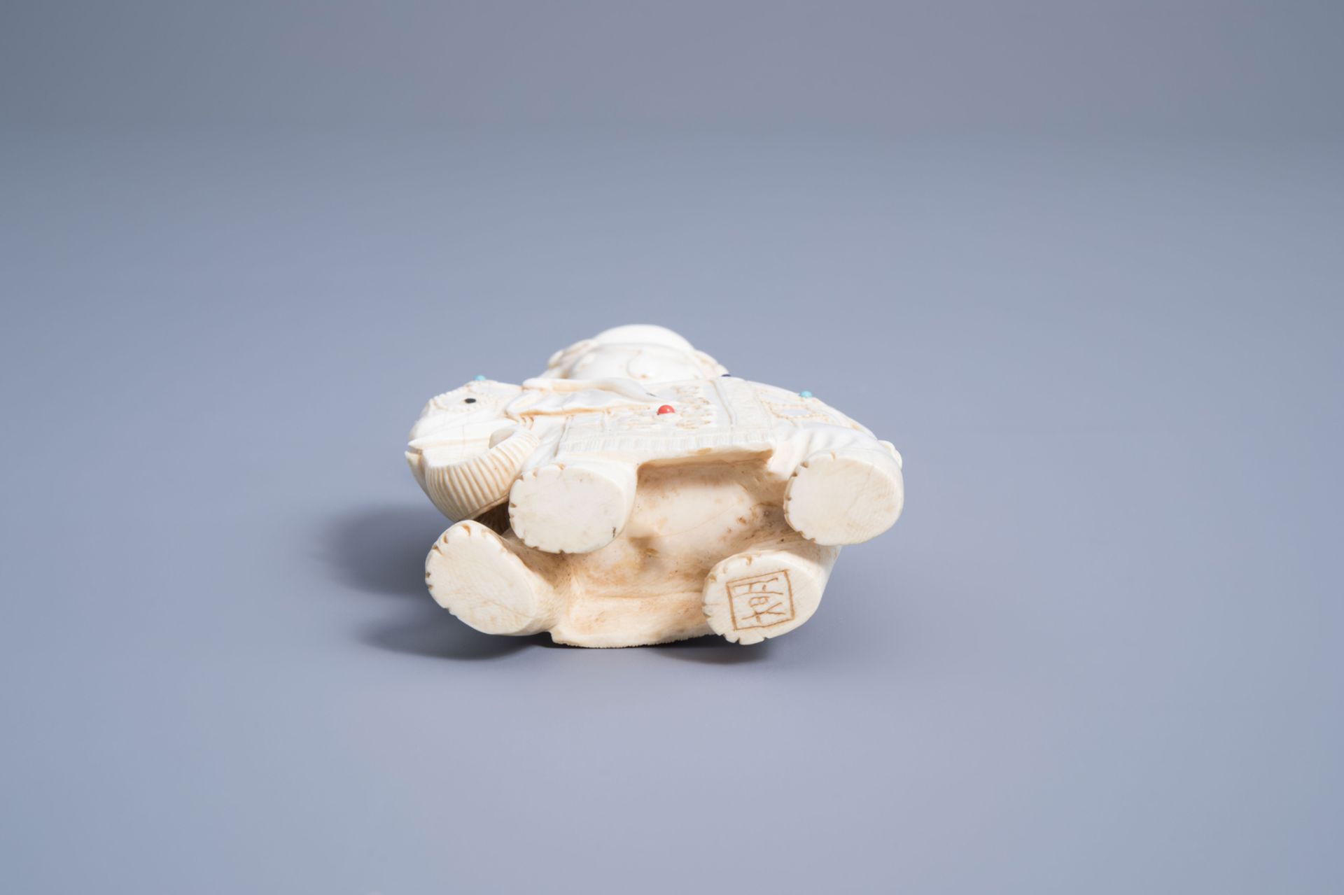 A Chinese inlaid ivory figure of an elephant with a vase, 19th C. - Image 6 of 7