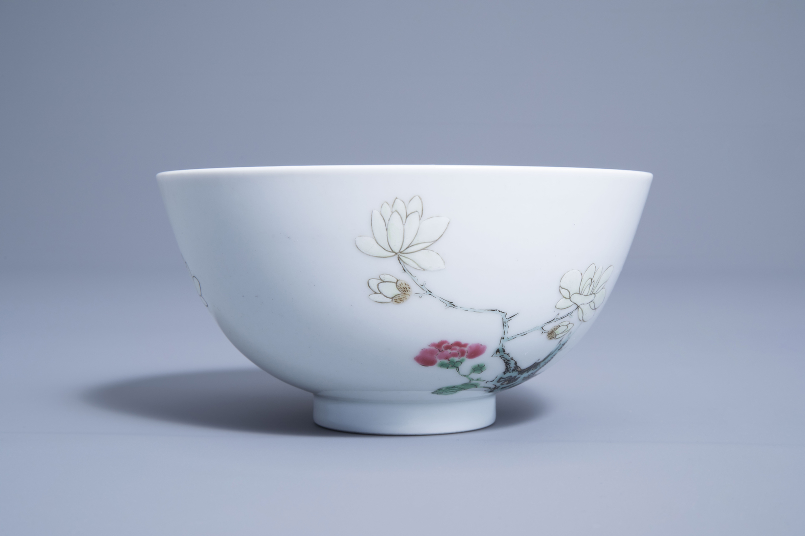 A Chinese famille rose bowl with a bird on a blossoming branch, Yongzheng mark, 19th/20th C. - Image 3 of 7