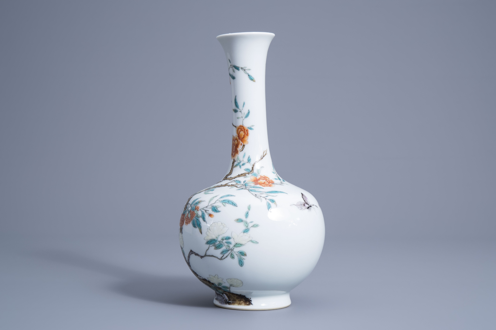 A Chinese fencai vase with blossoming branches, Yongzheng mark, 19th/20th C. - Image 5 of 7