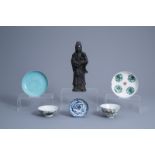 Five pieces of Chinese porcelain and a bronze figure of the star god 'Fu', 19th/20th C.