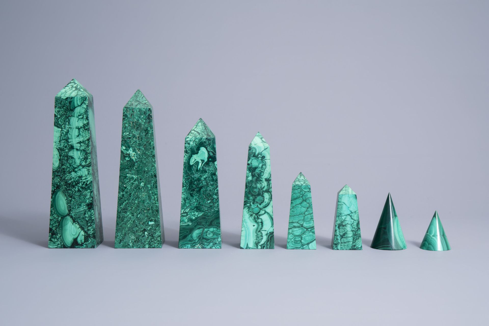An extensive and decorative set of six obelisks and two cones in malachite, 20th C. - Image 3 of 7