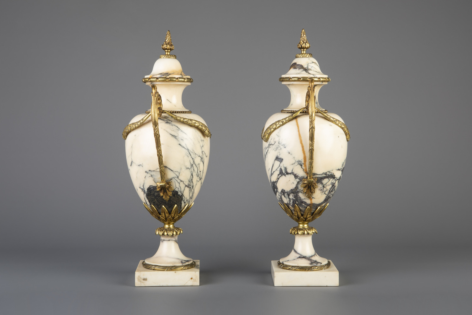 A pair of gilt bronze mounted Calacatta marble cassolettes, 19th/20th C. - Image 4 of 6