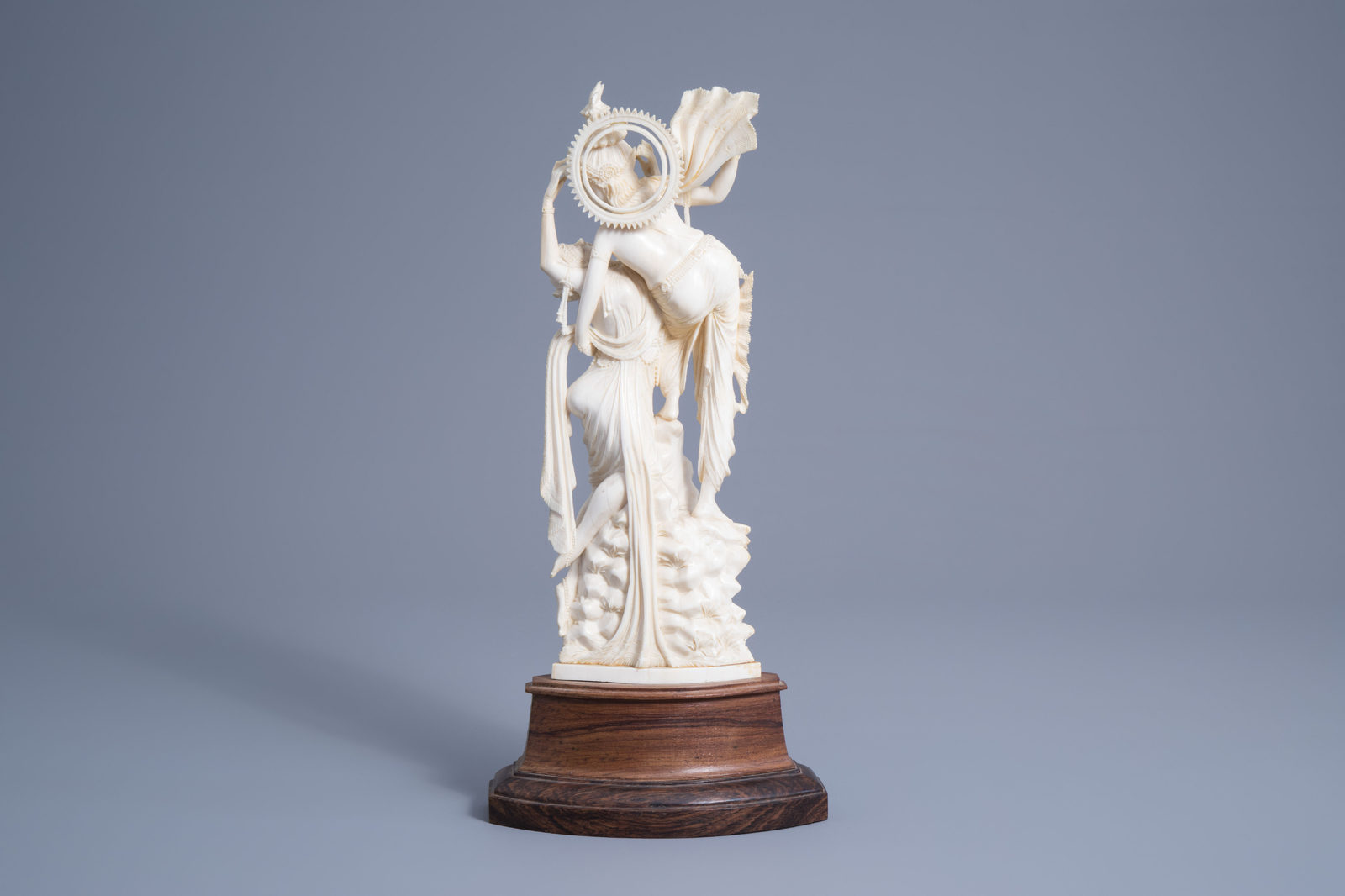 An Indian carved ivory group of a loving and embracing couple on a wooden base, ca. 1900 - Image 4 of 7