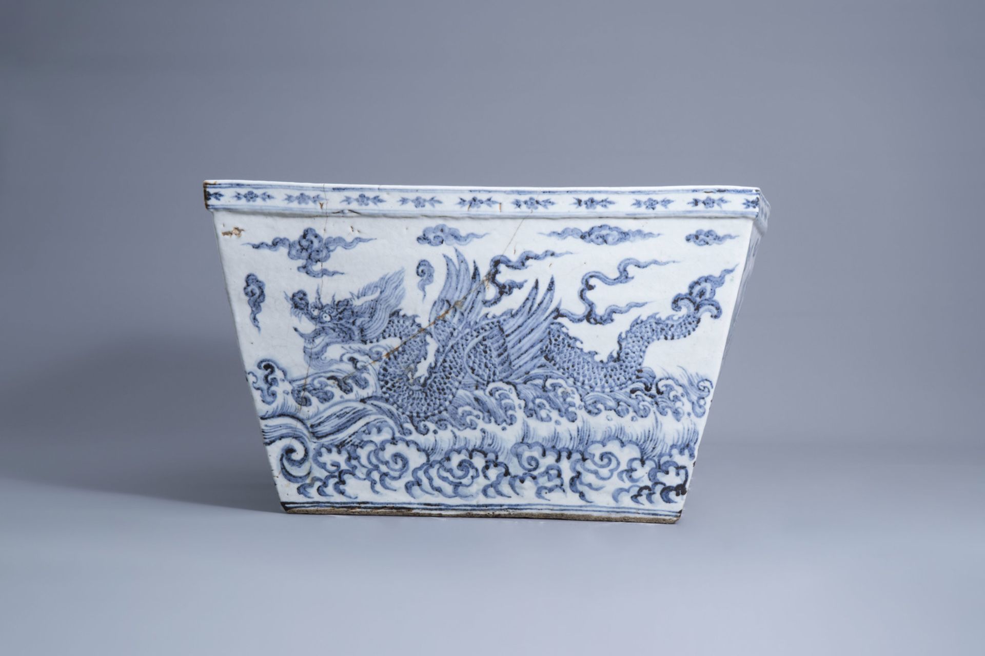 A large Chinese blue and white square 'sea dragon' jardiniere, 19/20th C. - Image 4 of 7