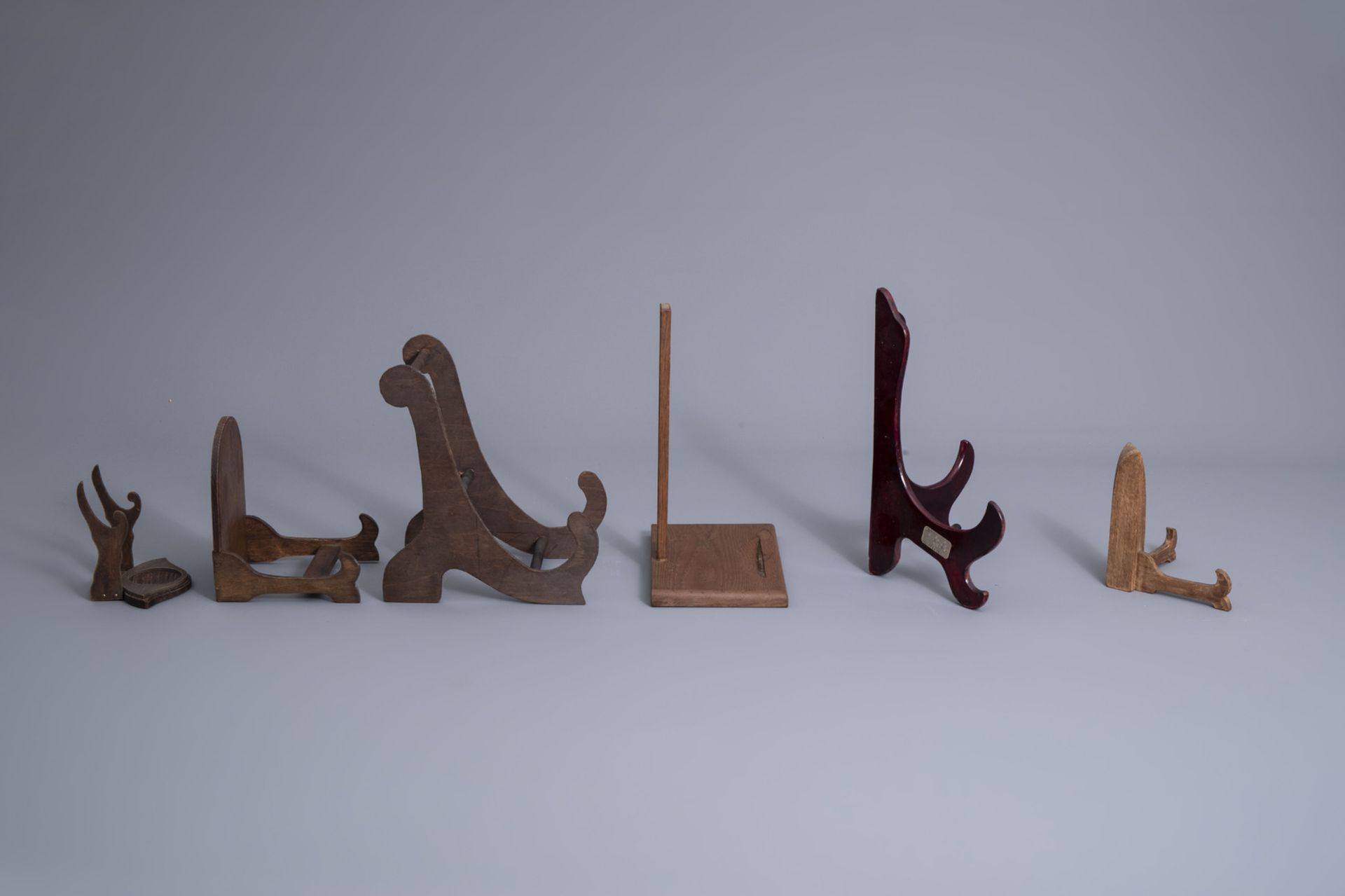 A collection of Chinese wooden stands and a collection of plate holders, 19th/20th C. - Image 9 of 13