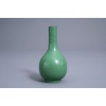A Chinese monochrome green bottle vase, 18th/19th C.