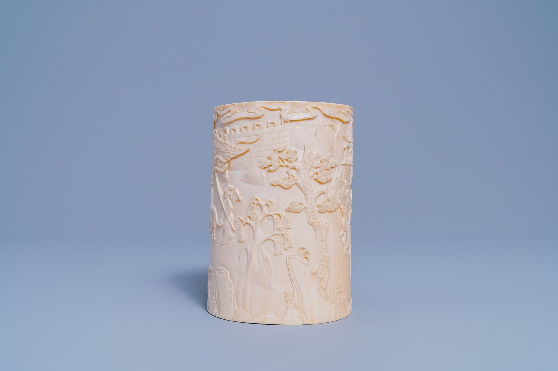 A Chinese ivory brush pot, 18th/19th C. - Image 4 of 7