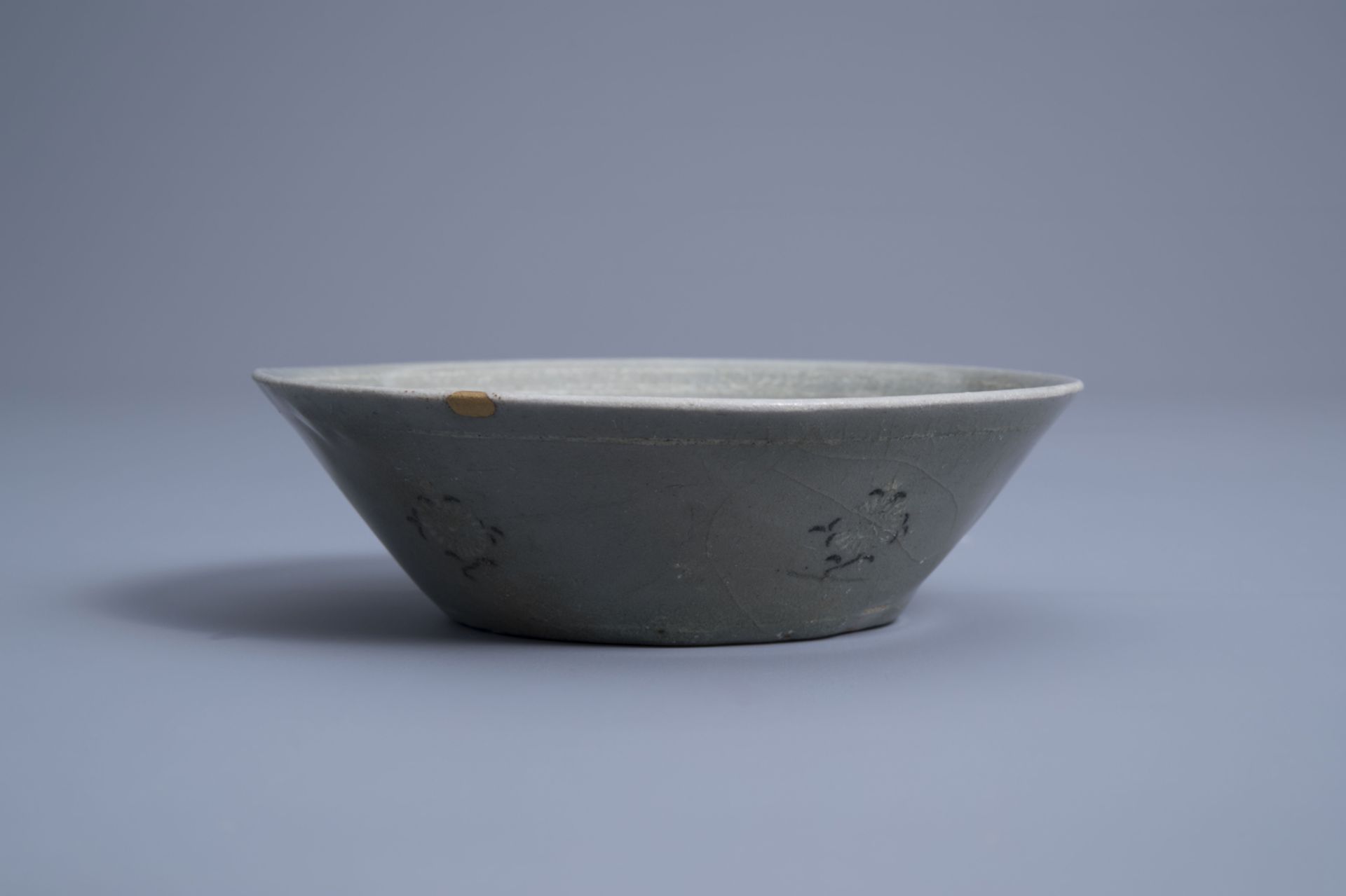 A Korean celadon bowl with ornamental design, probably Goryeo/Joseon, 14th/15th C. - Image 6 of 6