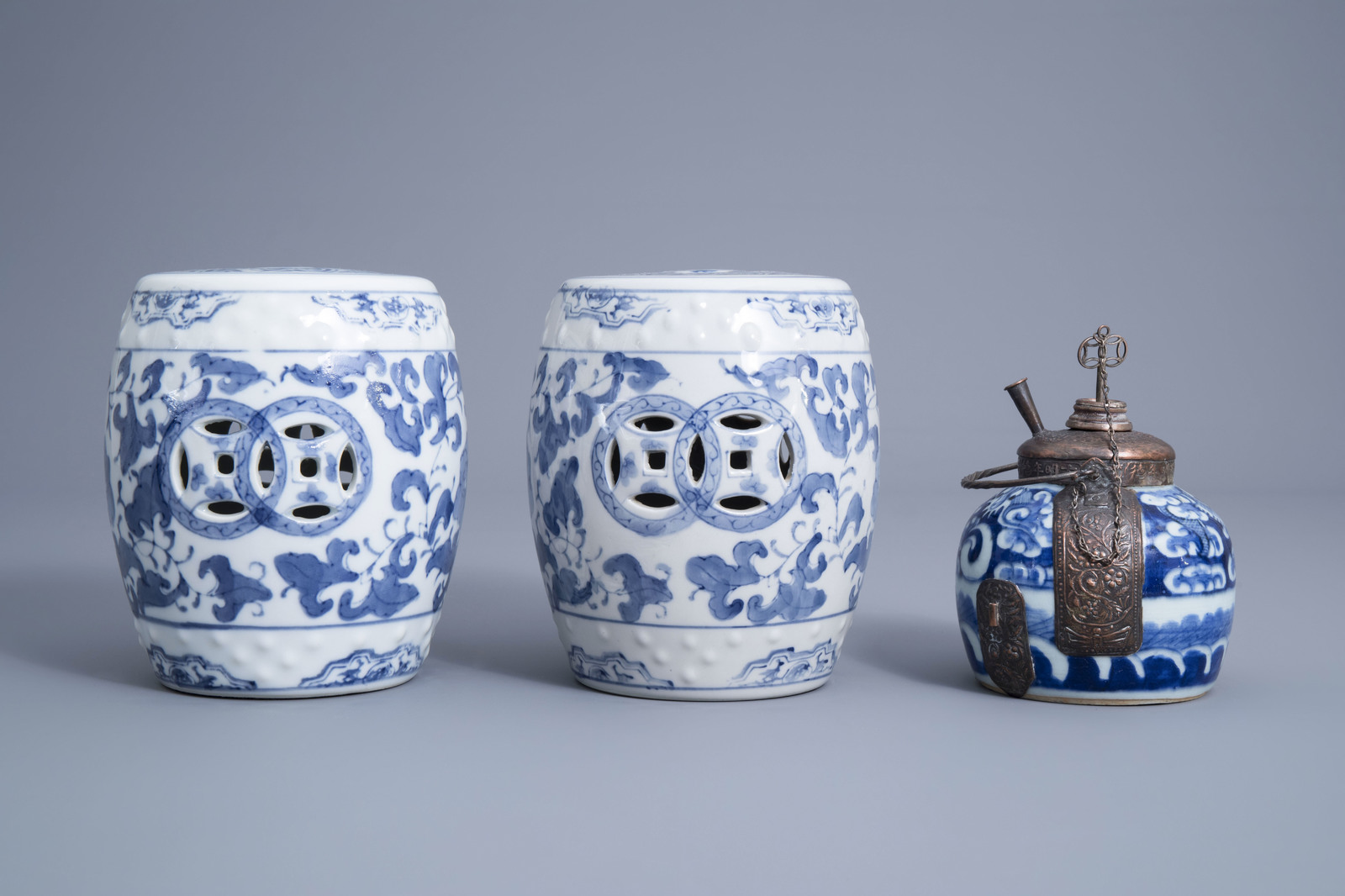 A varied collection of blue and white Chinese and Japanese porcelain, 19th/20th C. - Image 16 of 19