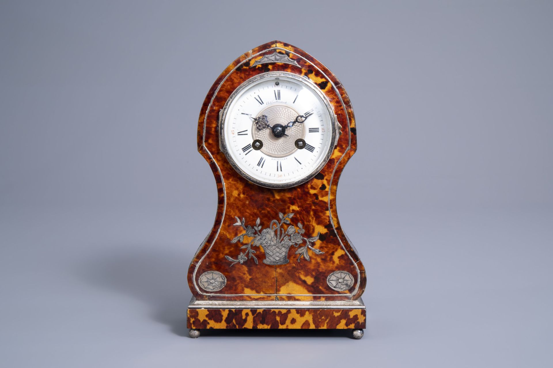 A Charles Grottendieck silver inlaid pseudo tortoise veneered table clock, 19th C. - Image 2 of 11