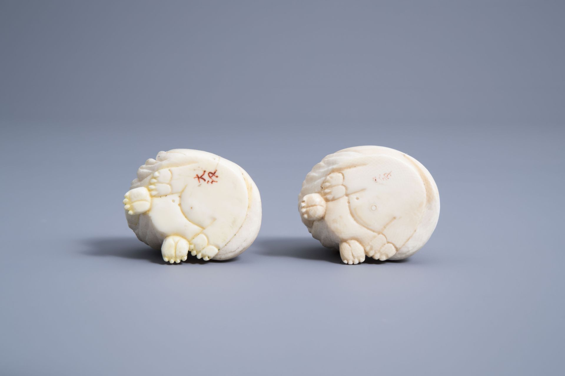 A pair of signed Japanese ivory ikomono of cats, Meiji/Showa, 19th/20th C. - Image 6 of 7
