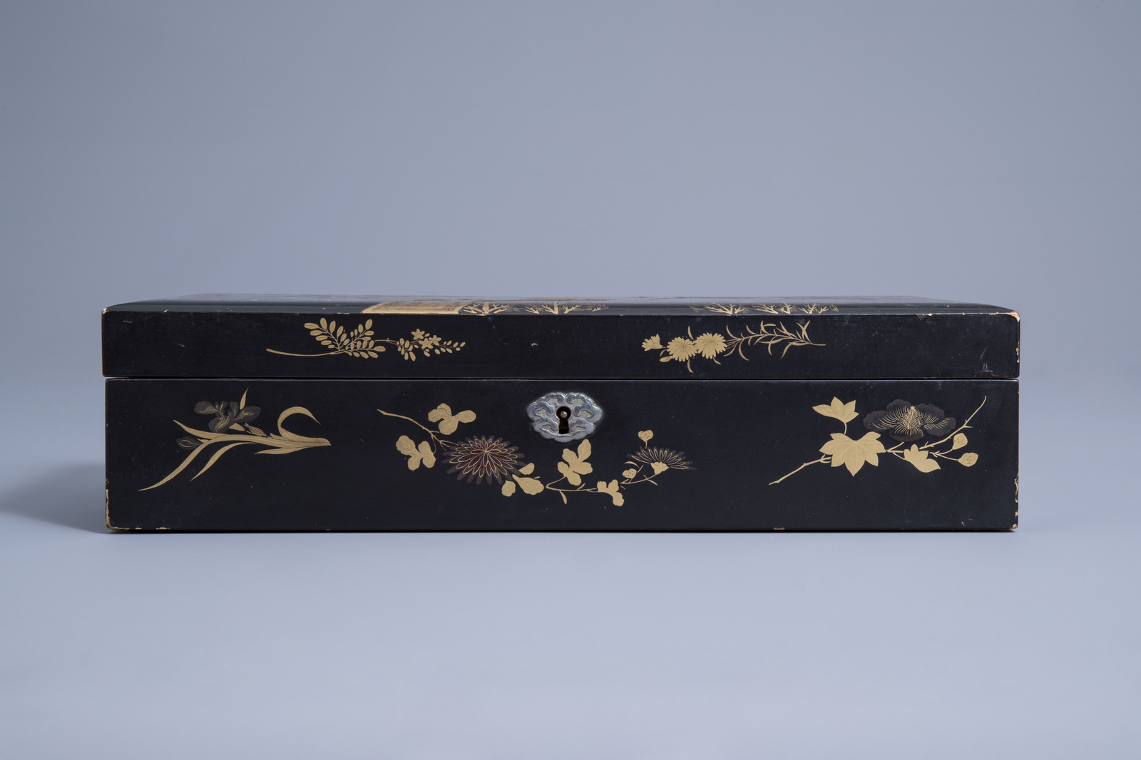 A Japanese gilt lacquered wooden gaming box with mother-of-pearl tokens, Meiji, 19th C. - Image 4 of 15