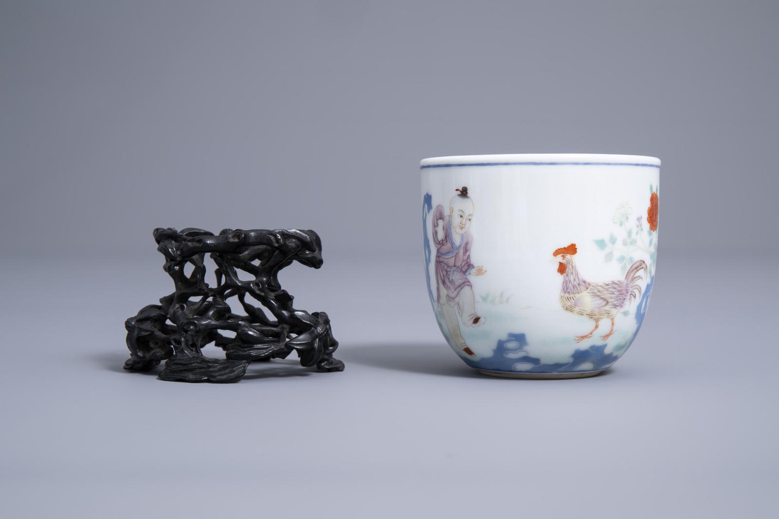 A Chinese famille rose 'boy and rooster' cup on wooden stand, Qianlong mark, 20th C. - Image 2 of 7