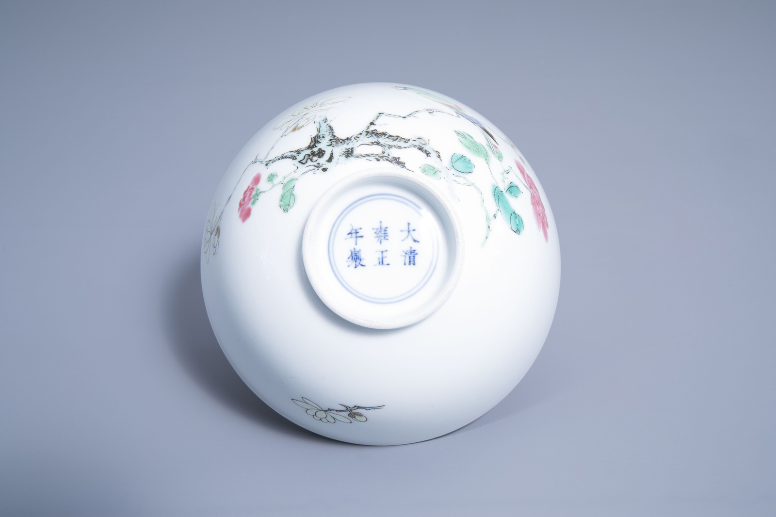 A Chinese famille rose bowl with a bird on a blossoming branch, Yongzheng mark, 19th/20th C. - Image 7 of 7