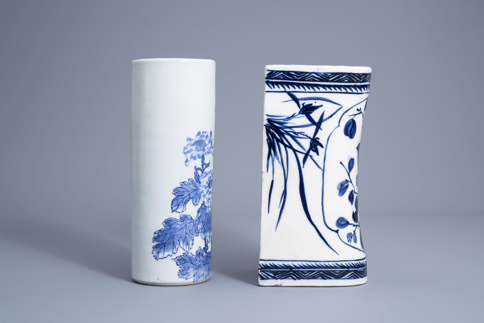 A varied collection of blue and white Chinese and Japanese porcelain, 19th/20th C. - Image 9 of 19