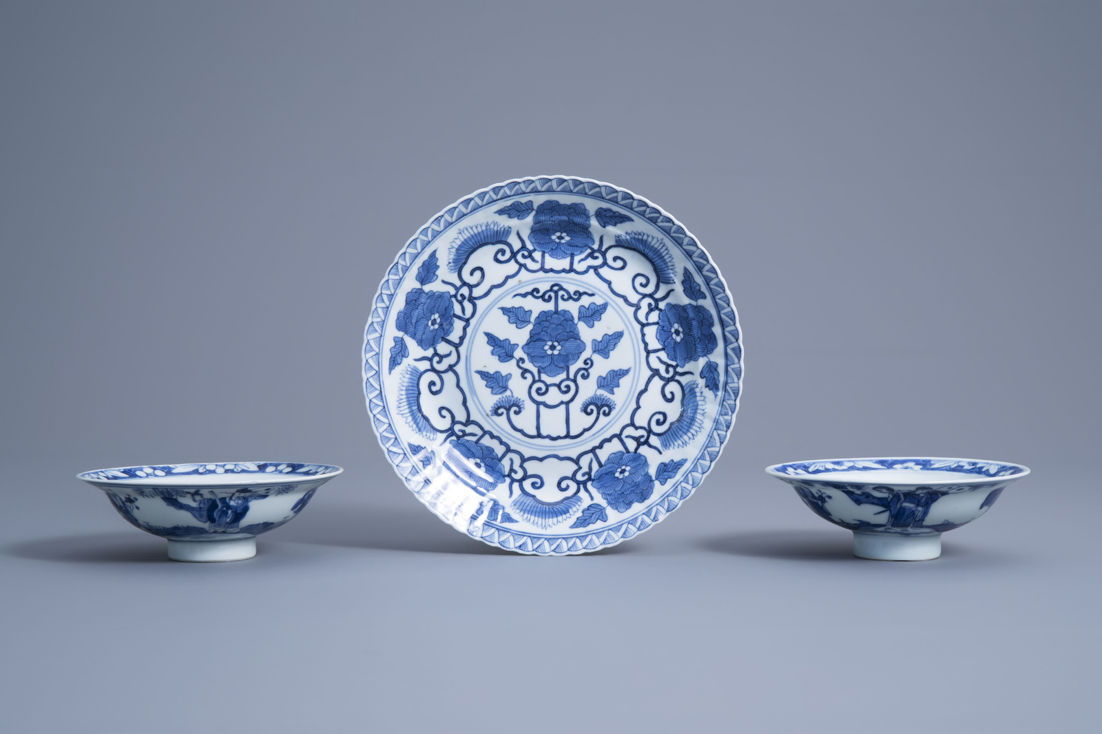 A Chinese blue and white plate and two bowls, 19th/20th C.