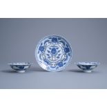 A Chinese blue and white plate and two bowls, 19th/20th C.