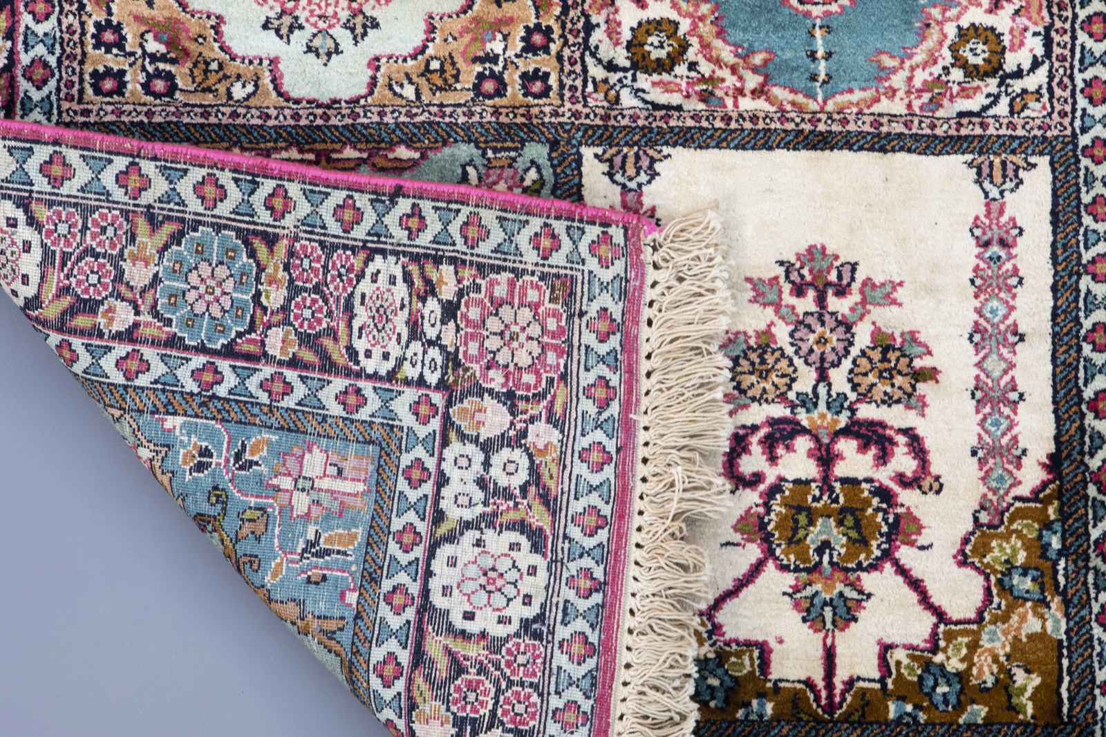 A pair of Oriental rugs with floral design, Kashmir, 20th C. - Image 3 of 4