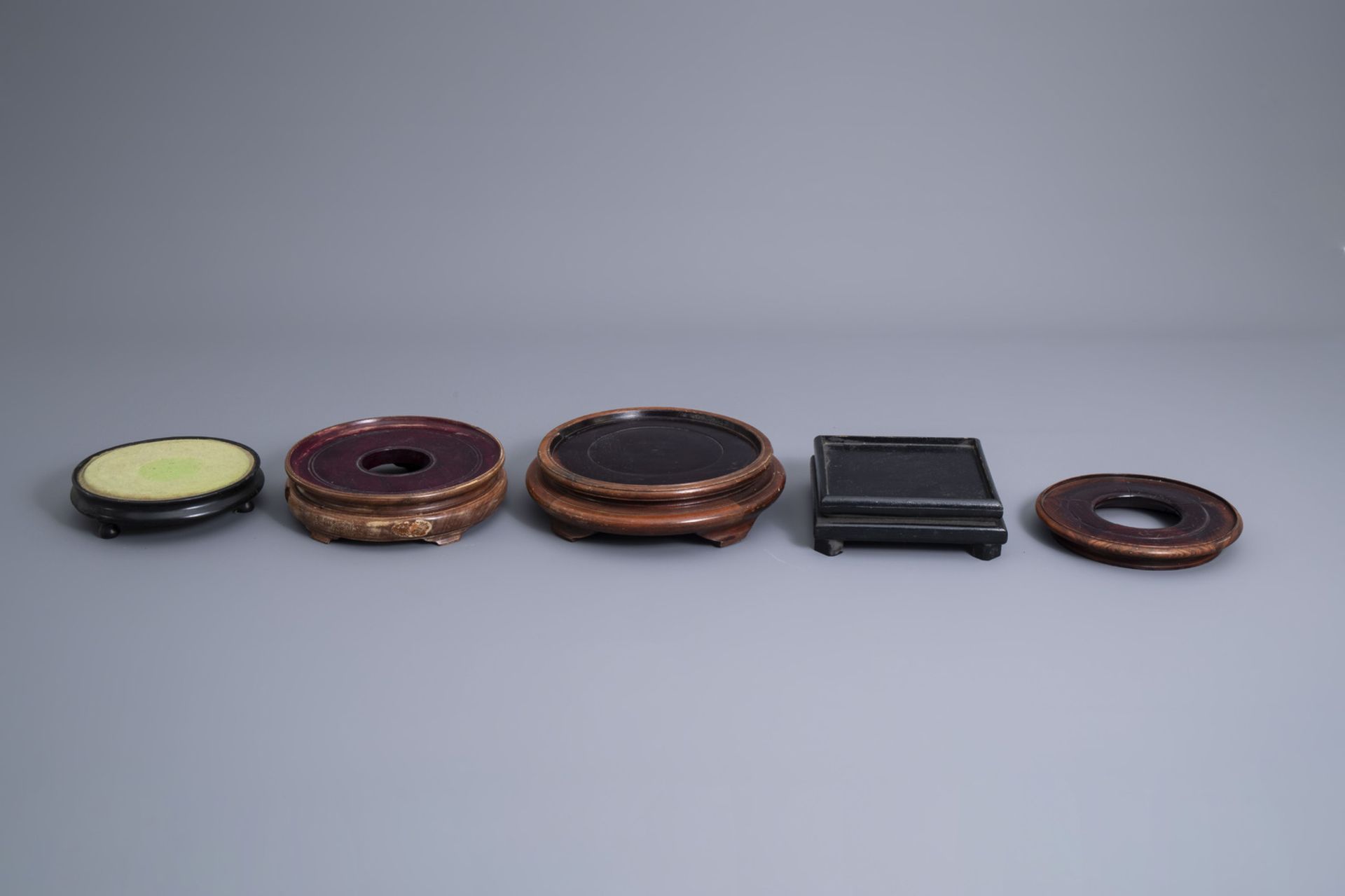 A collection of Chinese wooden stands and a collection of plate holders, 19th/20th C. - Image 5 of 13