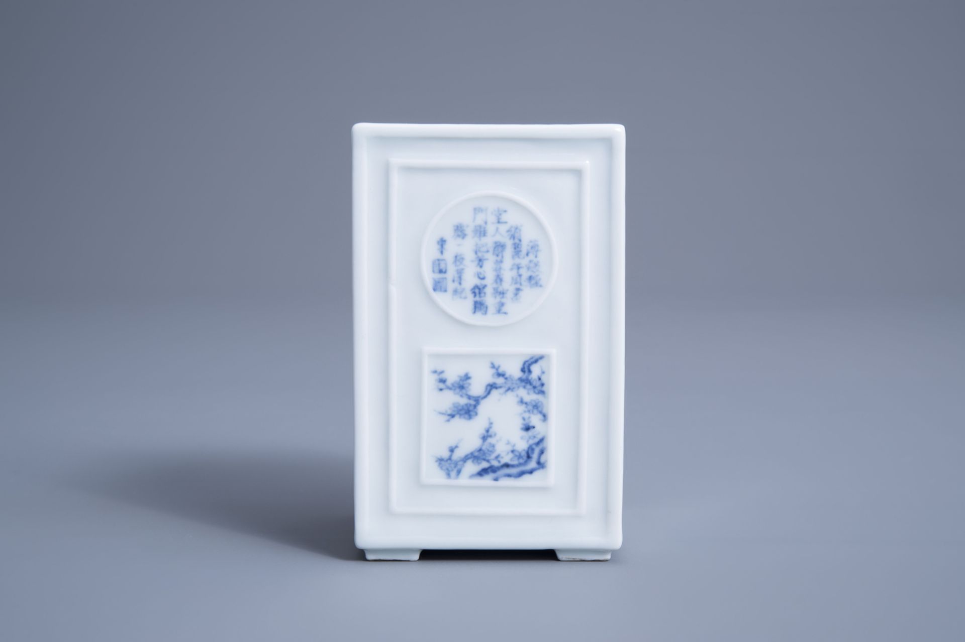 A square Chinese blue and white brush pot with poem medallions and floral design, Republic, 20th C. - Image 5 of 7