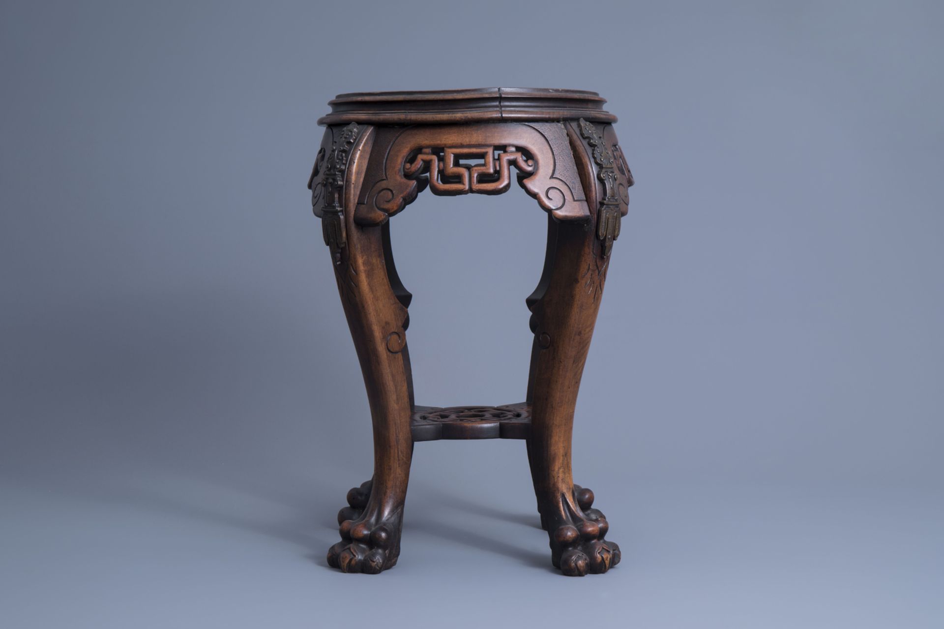 A Chinese carved wooden stand, 20th C. - Image 2 of 7