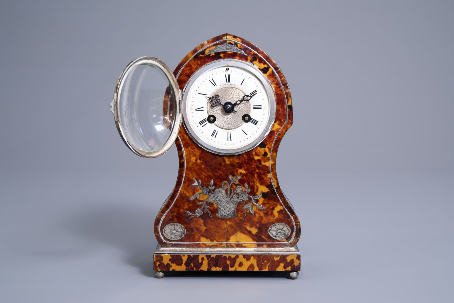 A Charles Grottendieck silver inlaid pseudo tortoise veneered table clock, 19th C. - Image 3 of 11