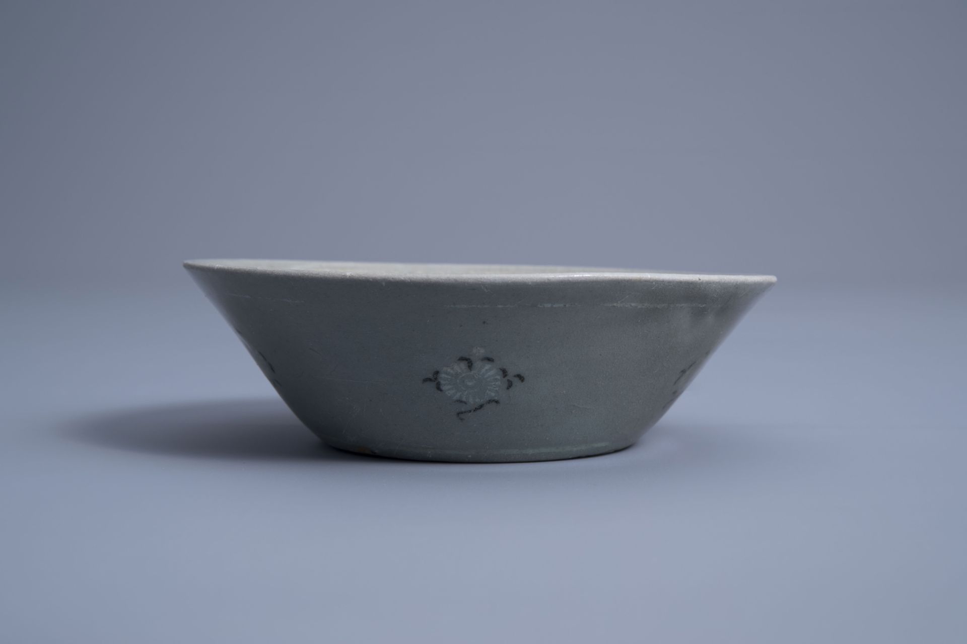 A Korean celadon bowl with ornamental design, probably Goryeo/Joseon, 14th/15th C. - Image 3 of 6