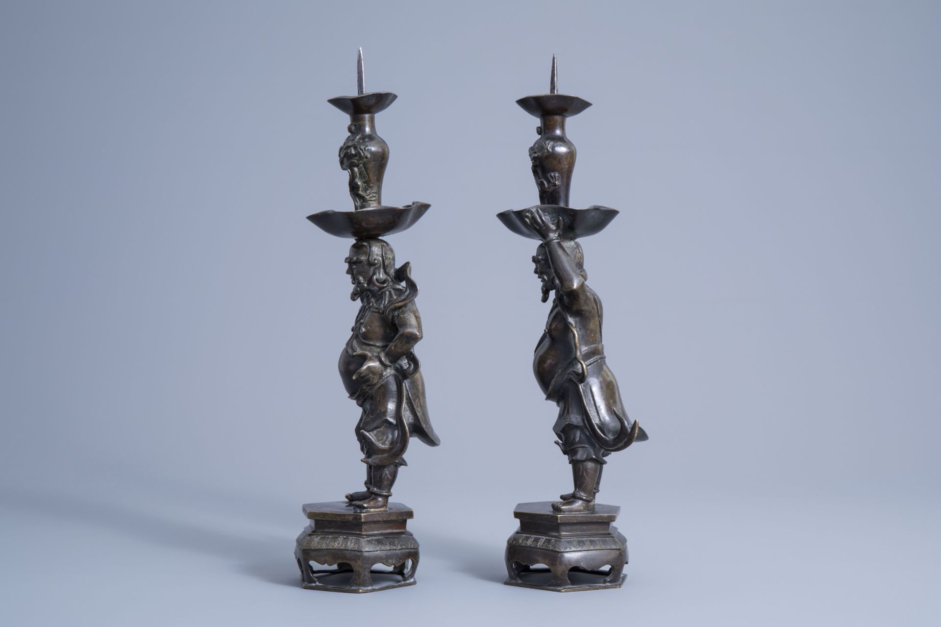 A pair of Chinese inlaid bronze candlesticks, 18th/19th C. - Image 4 of 7