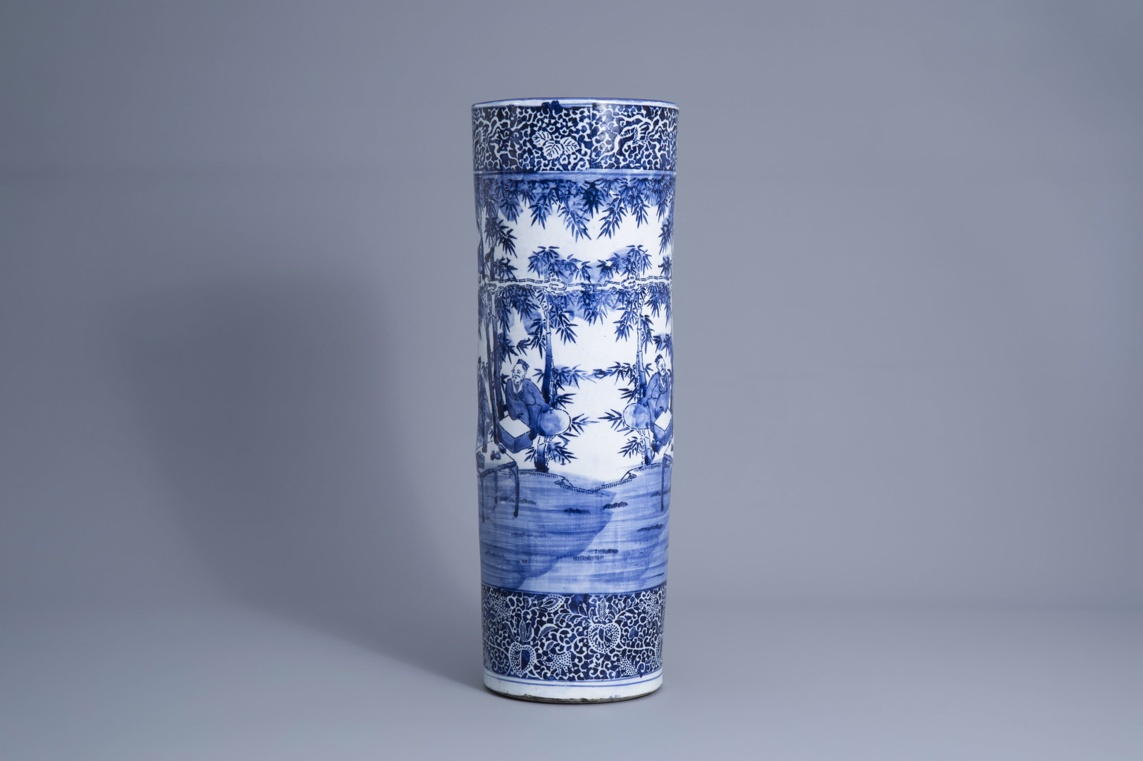 A varied collection of blue and white Chinese and Japanese porcelain, 19th/20th C. - Image 3 of 19