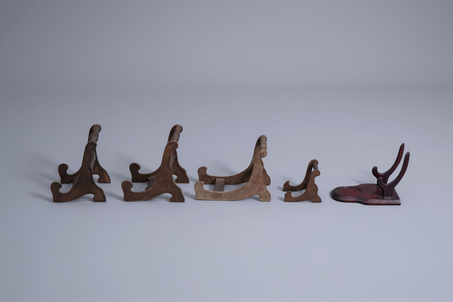 A collection of Chinese wooden stands and a collection of plate holders, 19th/20th C. - Image 10 of 19