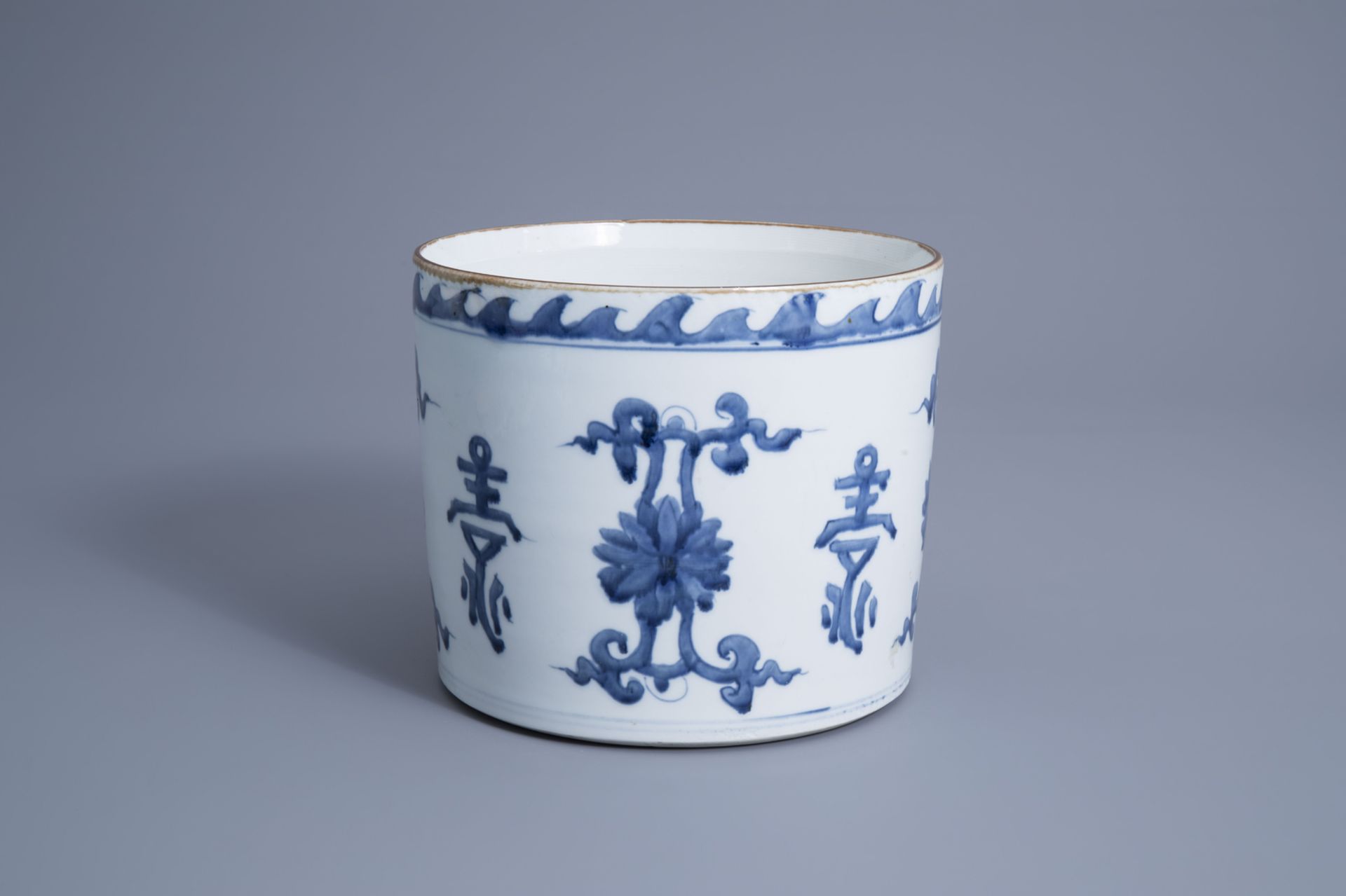 A large Chinese blue and white brush pot with calligraphy and flowers, 19th/20th C.