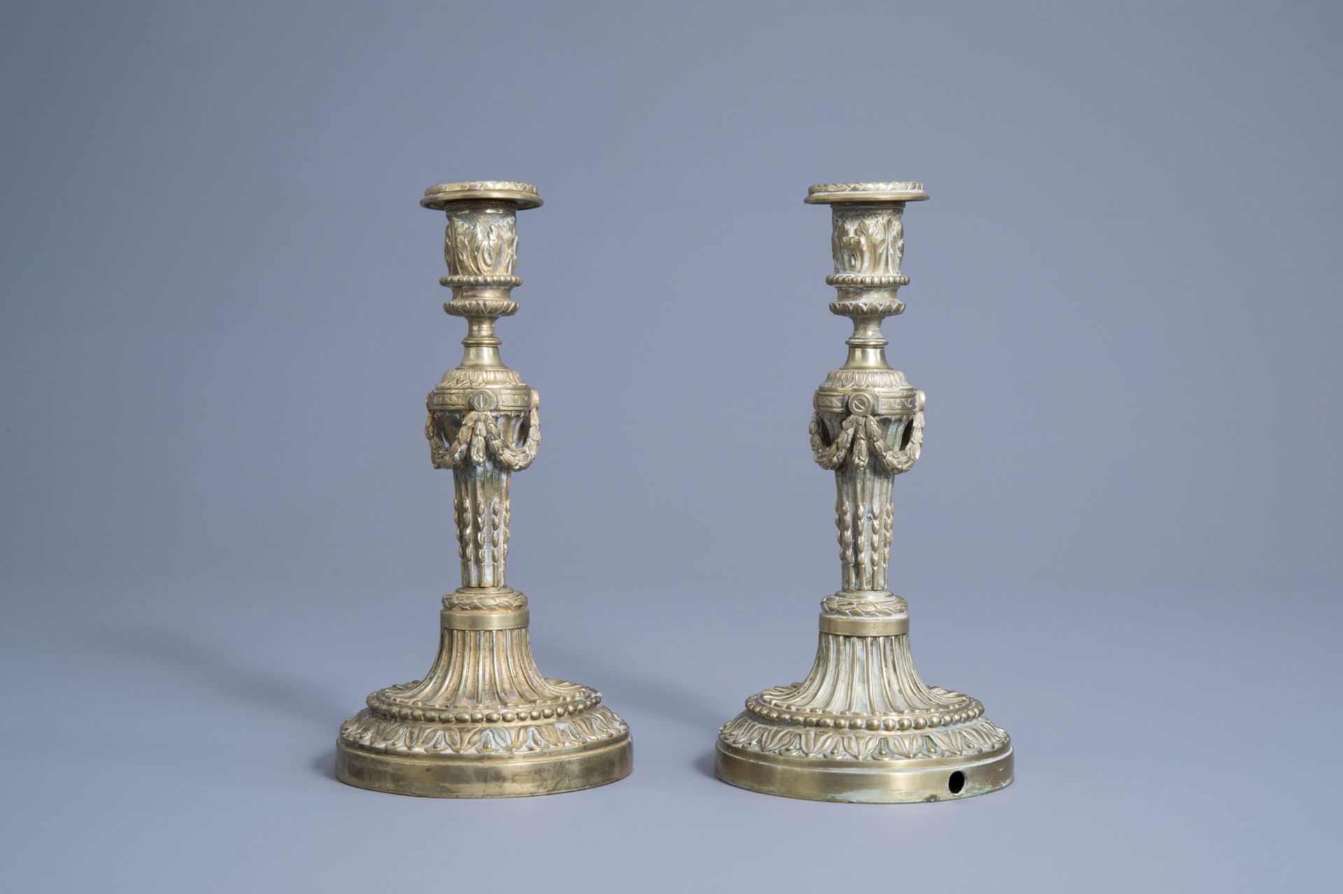 A pair of French Neoclassical bronze candlesticks with acanthus leaves and garlands, 18th C. - Image 3 of 7