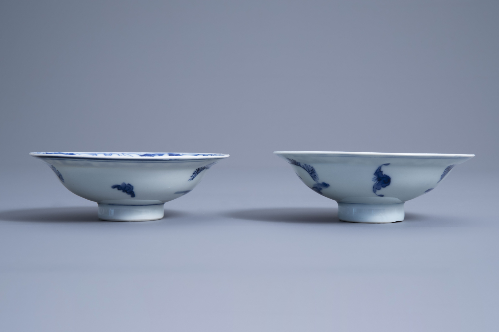 A Chinese blue and white plate and two bowls, 19th/20th C. - Image 6 of 9