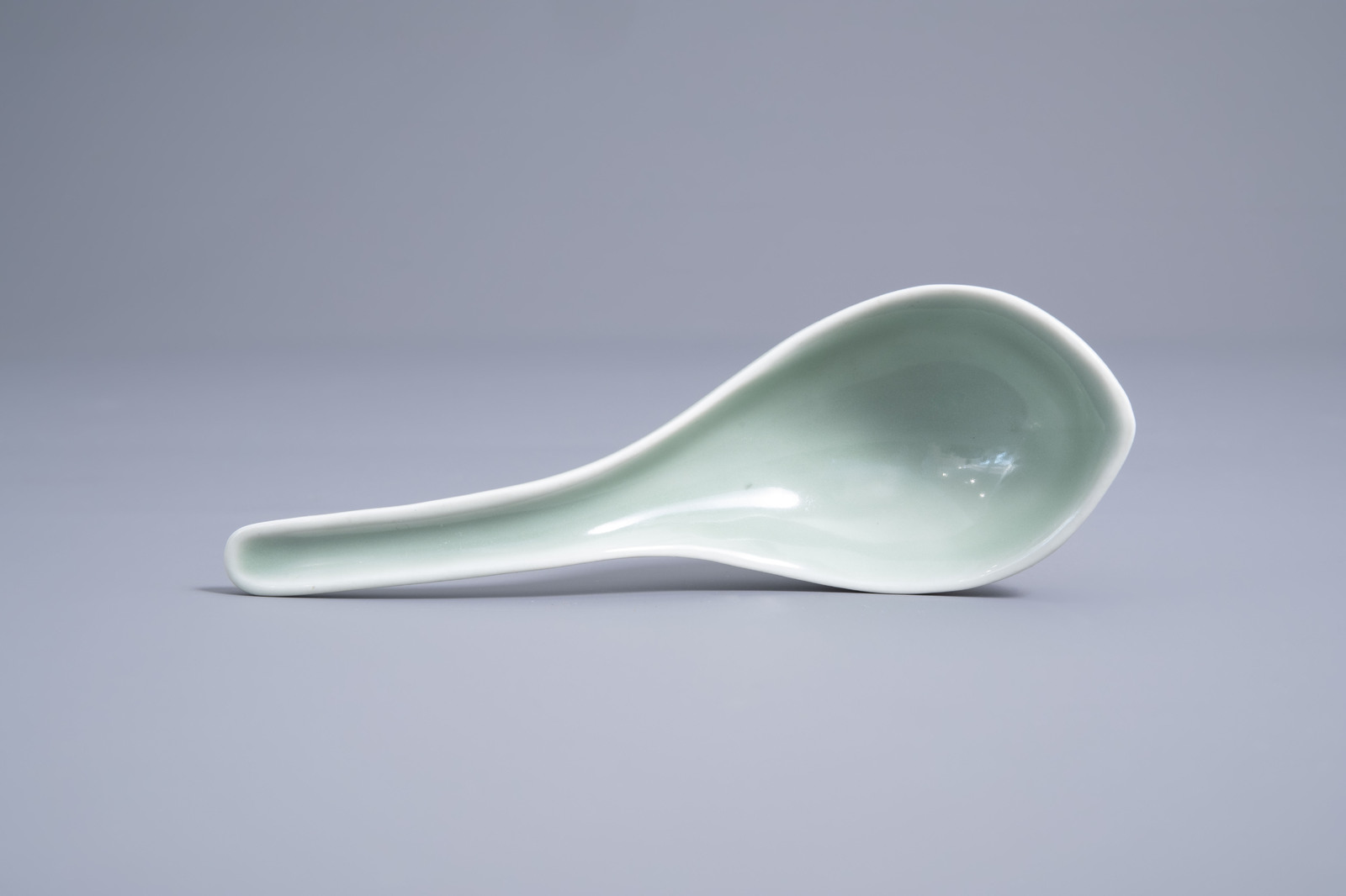 A Chinese monochrome celadon spoon, four-character mark, 18th/19th C. - Image 6 of 8