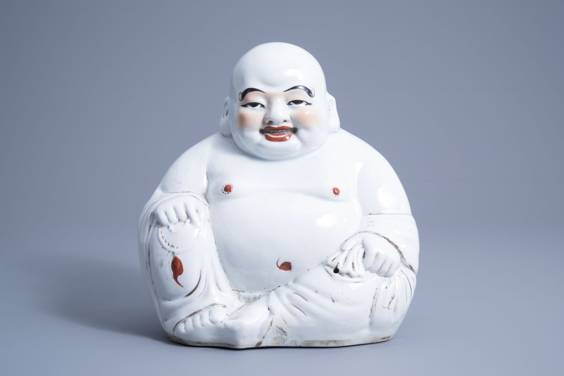 A Chinese white, iron red and gilt porcelain figure of Buddha, 19th/20th C. - Image 2 of 7