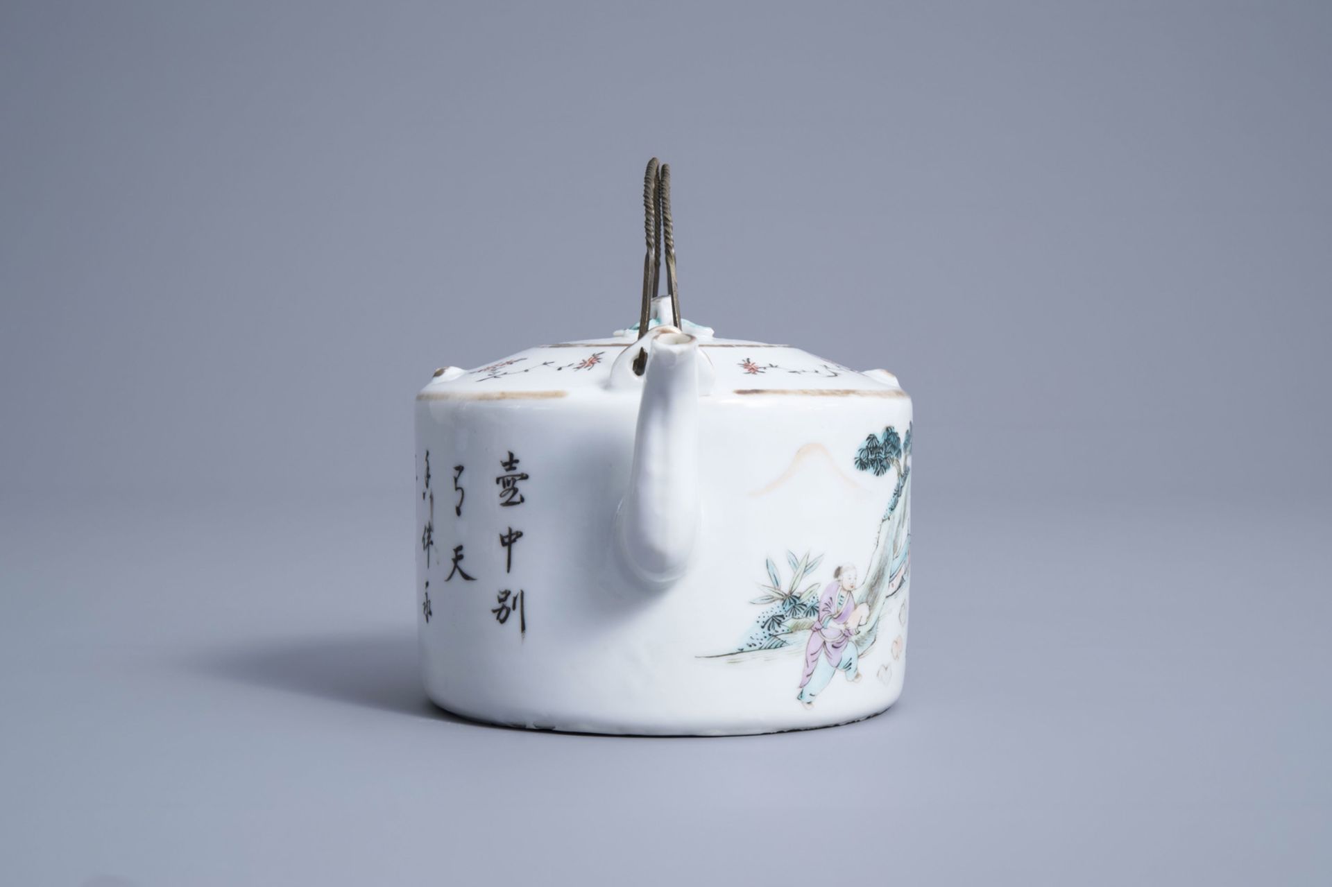 A Chinese qianjiang cai teapot and cover with figures in a landscape, 19th/20th C. - Image 3 of 7