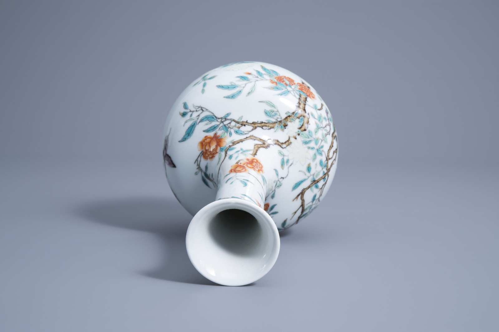 A Chinese fencai vase with blossoming branches, Yongzheng mark, 19th/20th C. - Image 6 of 7