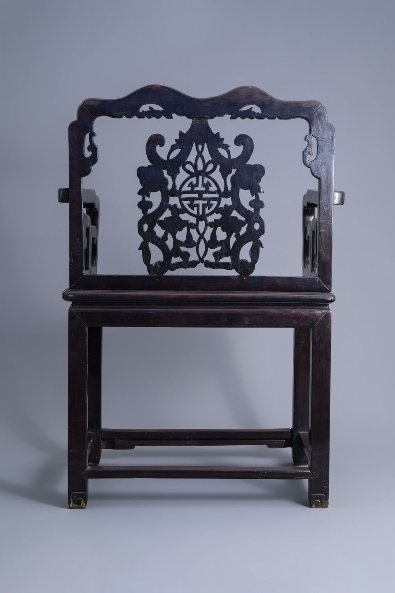 A Chinese wooden chair, 19th C. - Image 4 of 7
