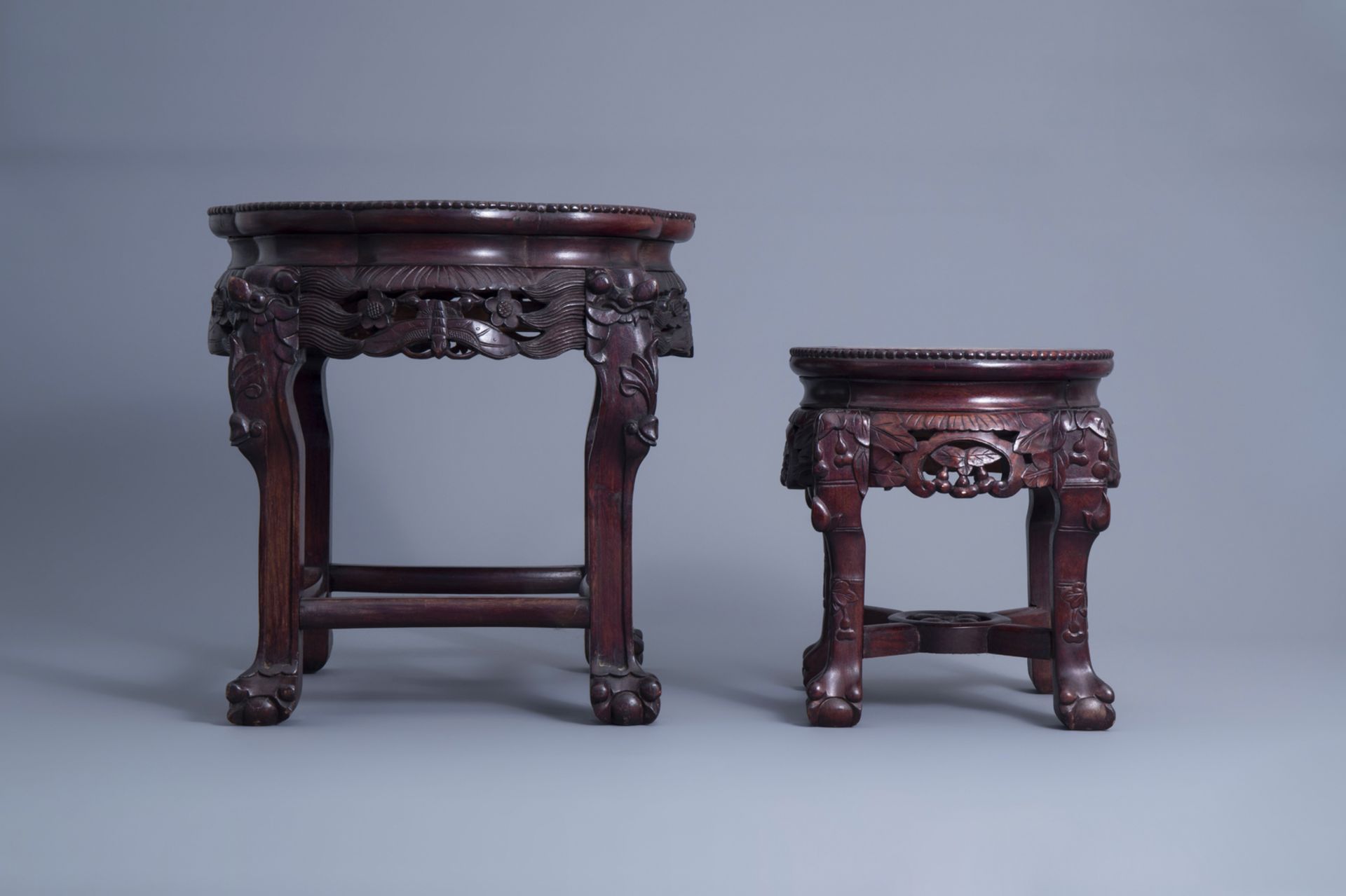 Two Chinese carved wooden stands with marble top, 19th/20th C. - Image 3 of 7