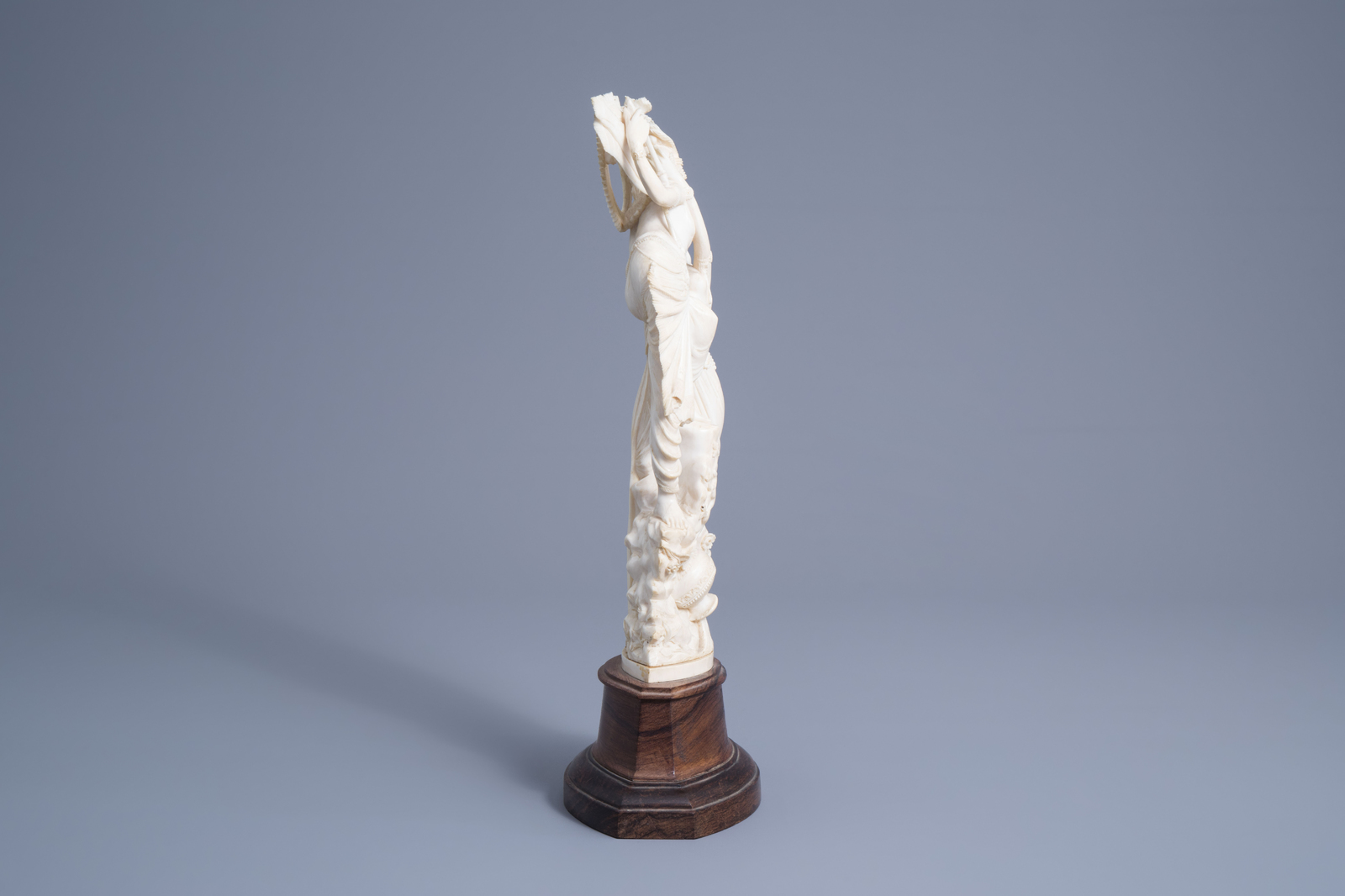 An Indian carved ivory group of a loving and embracing couple on a wooden base, ca. 1900 - Image 3 of 7