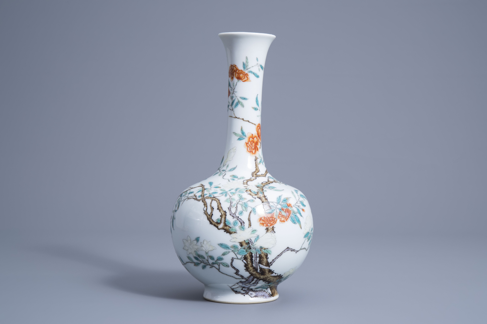 A Chinese fencai vase with blossoming branches, Yongzheng mark, 19th/20th C. - Image 2 of 7