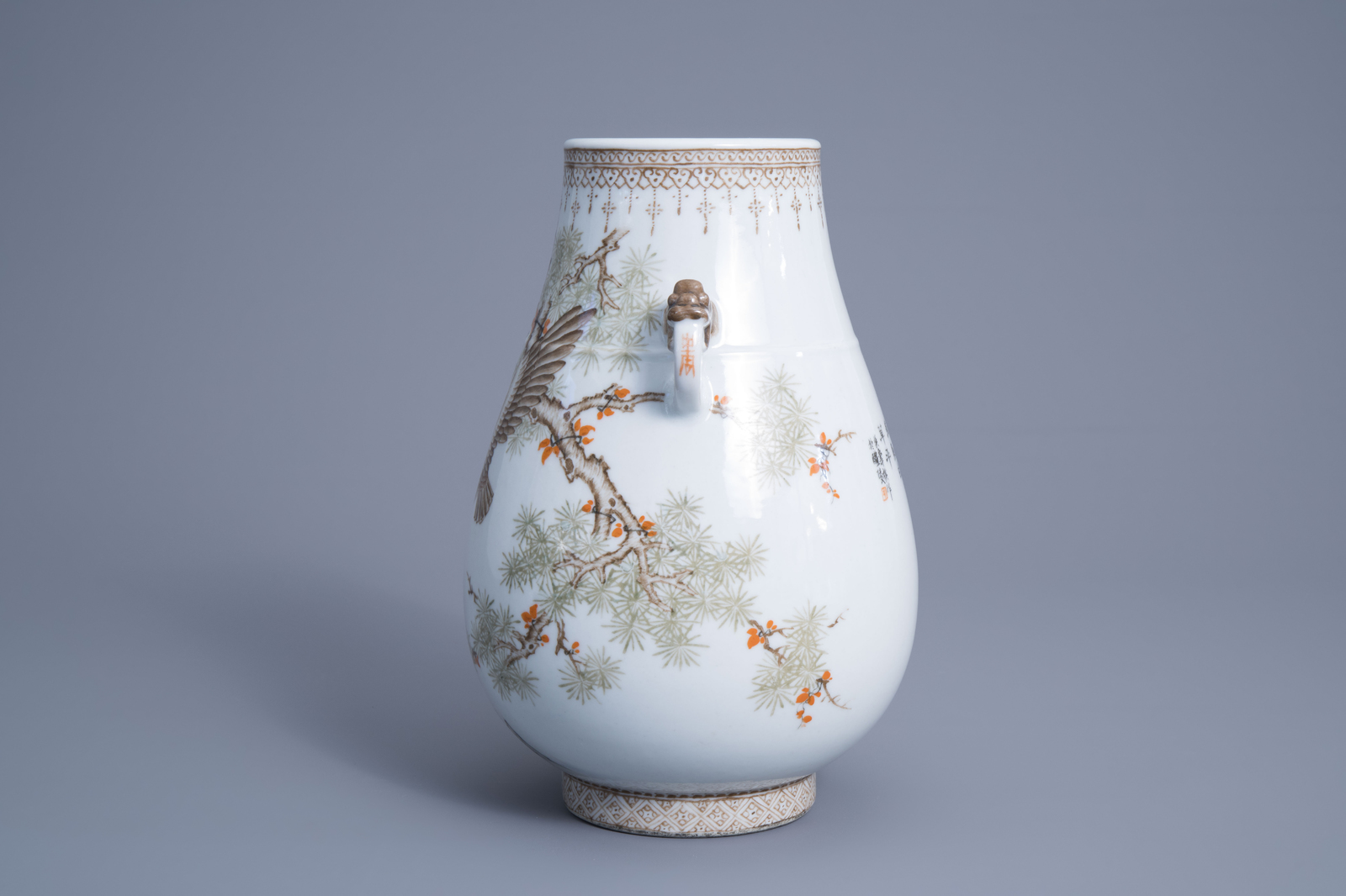 A Chinese 'hu' vase with an eagle, 20th C. - Image 5 of 7