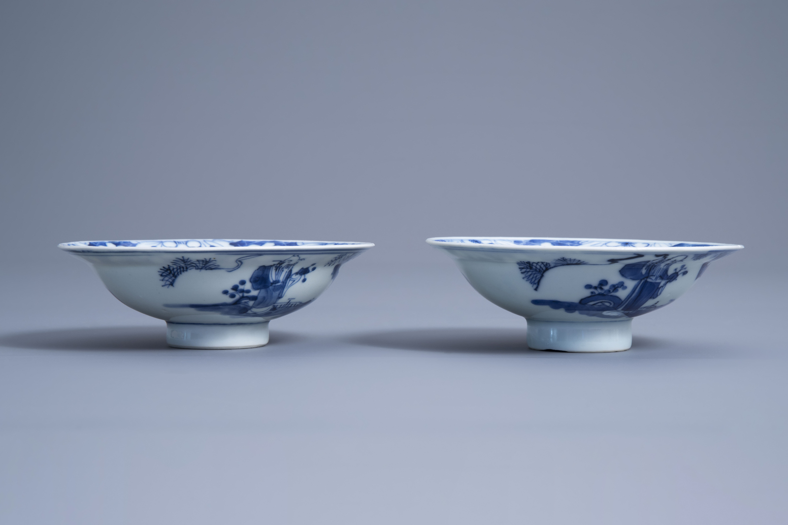 A Chinese blue and white plate and two bowls, 19th/20th C. - Image 5 of 9